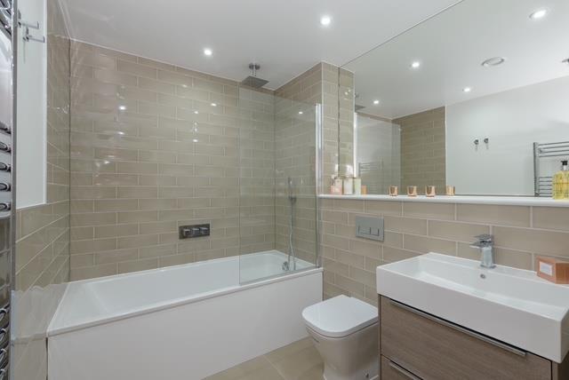 2017-09-22 Mr Matt Tucker - Flat 250 Beaumont Cour